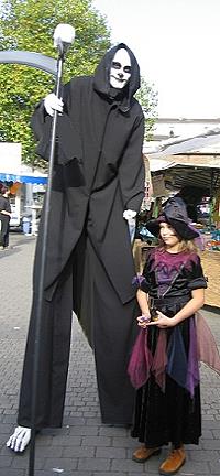 Halloween Stelzen Sensemann am Erntedankfest, Herbstmarkt