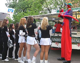 Ballonnstler auf Stelzen am Jubilumsfeier