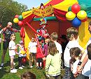 bunte Stand mit Ballonclown und Kinder