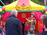 Dekorierte Stand mit Clown