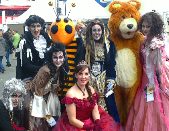 Maskottchen und Kuenstler Walkingact am Strassenfest 